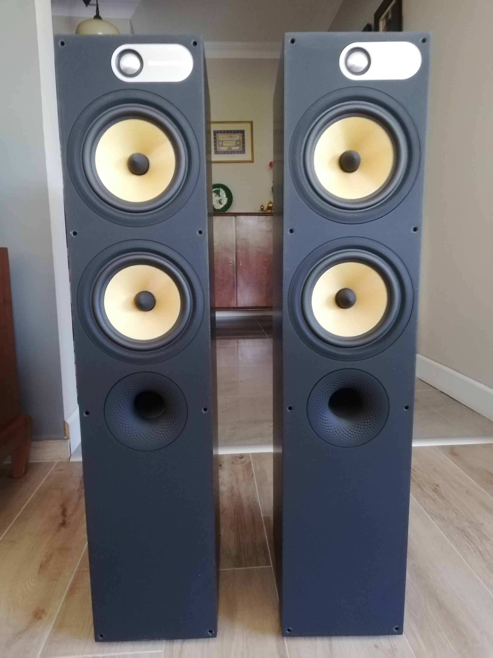 Bowers and Wilkins 684 B&W