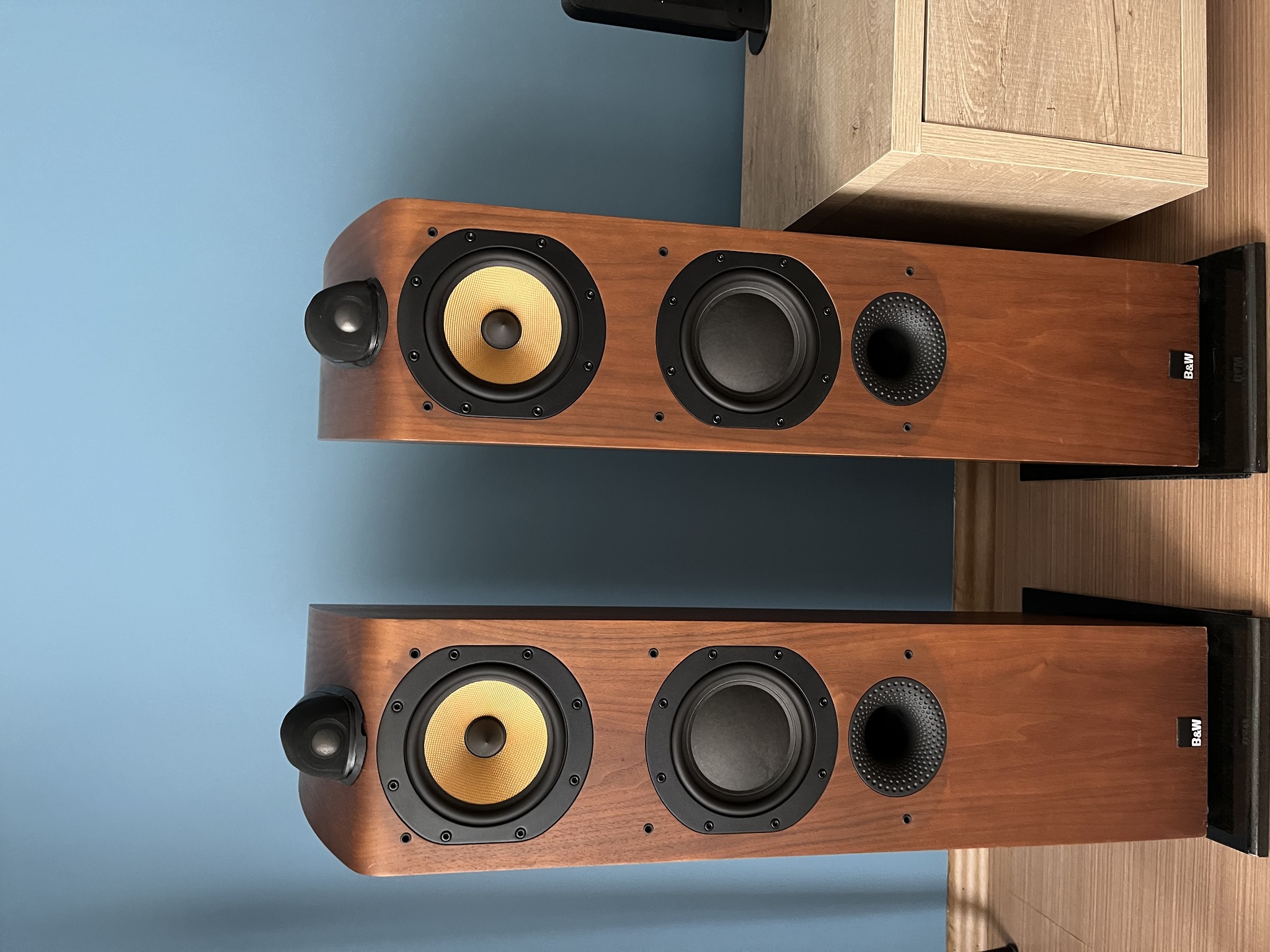 Bowers and Wilkins 704 Bowers & Wilkins B&W 704
