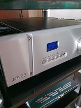 Pass Labs Int-25 amplifier