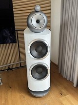 Bowers and Wilkins 800D3 in white